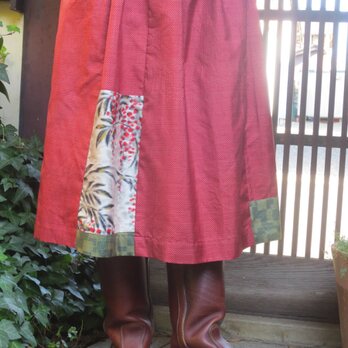 着物リメイク☆イベントや新春に…赤い紬に南天をパッチ75㎝丈の画像