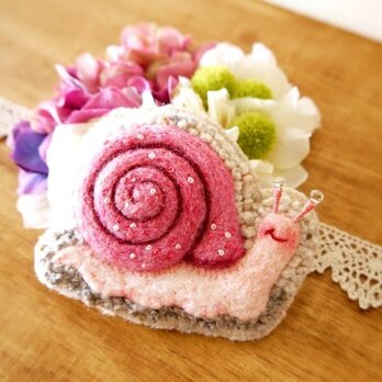 でんでん虫ブローチ《桃》