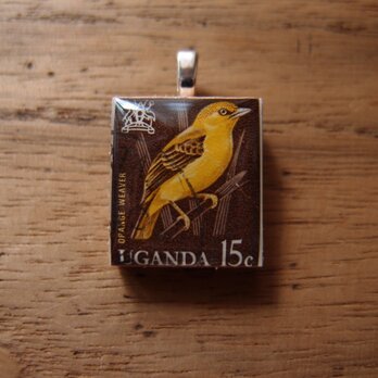 ウガンダの切手を使ったスクラブルタイルペンダントの画像
