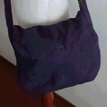 紫リネンの斜め掛けバッグの画像