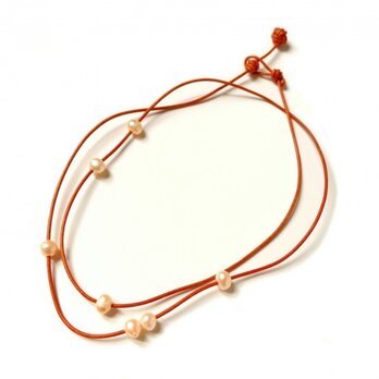 オレンジ革紐と淡水パールのネックレスの画像