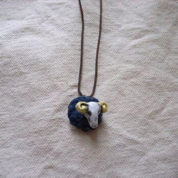 ガイコツ羊の革紐ネックレス(青)b