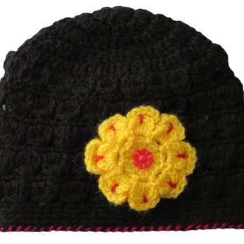 子供用：シンプル手編みニット帽 黒に黄色いお花付き(40cm)の画像