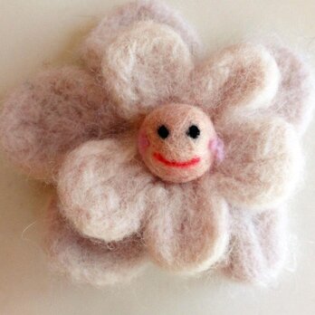 スマイルウールコサージュ　笑顔の白い花の画像