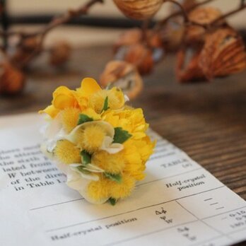 黄色い小花とミモザの片耳ピアス（フェイク）の画像