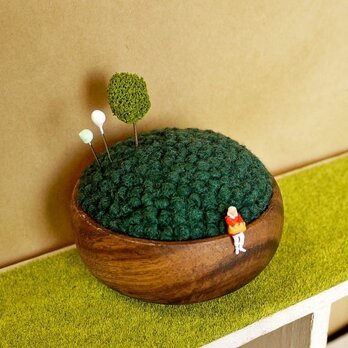 つぶつぶ羊毛フェルトの置物・針山(大)☆佇む人×濃緑