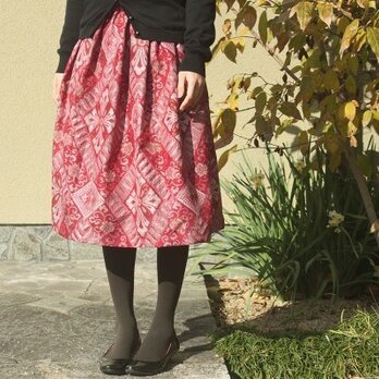 大島紬のタック入りスカート（鮮やかな小豆色・Ｍ～Ｌ）の画像