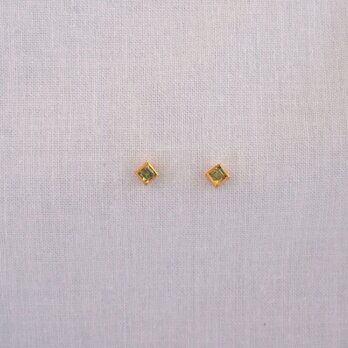 basic square pierce/peridotの画像