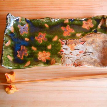 桜のしたで寝る猫の板皿：aの画像