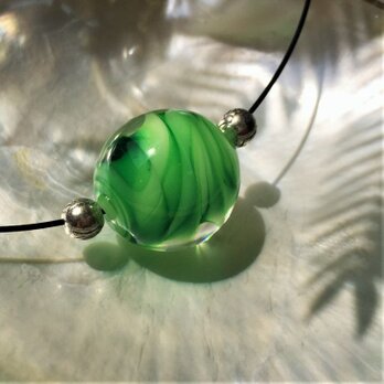 ネックレス とんぼ玉 大粒 シンプル 大阪 ガラス工芸 ワイヤー ペンダント グリーン 緑 送料無料の画像
