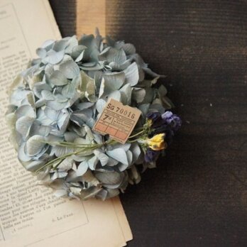 水色紫陽花とパンジーののリース