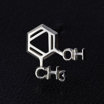 o-クレゾール　化学式ピアス ®片耳の画像