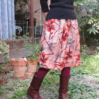 銘仙リメイクスカート☆サーモンピンクに紅葉の葉っぱと赤い花の画像