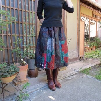 大島紬でリメイクスカート☆大きな花の紬や細かい銘仙パッチ♪の画像