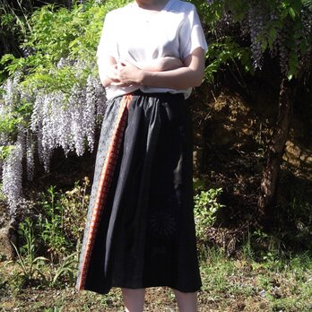 大島紬 赤がポイントのギャザースカートの画像