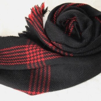 黒と赤の手織りカシミアマフラーの画像