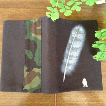 「フクロウの羽根」手描きブックカバーの画像