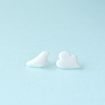 白磁のピアス（鳩雲）
