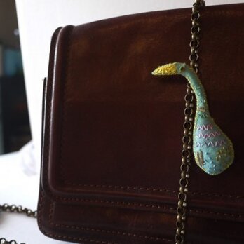 湖に浮かぶ鳥のブローチ／Brooch