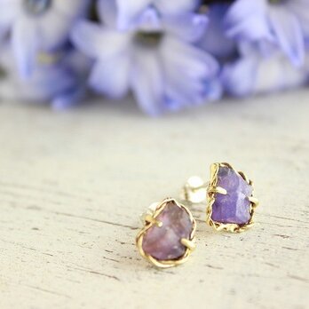 淡いパープルカラーアパタイトの原石ピアス