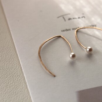 小さな本真珠のワイヤーピアス　K１０