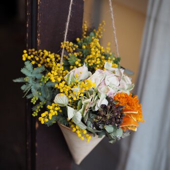 ドライフラワーのコーンアレンジa