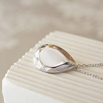 ペアシェイプカットモチーフのネックレス