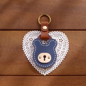 本革 クマの南京錠キーホルダー（紺/キャメル）　パドロックの画像