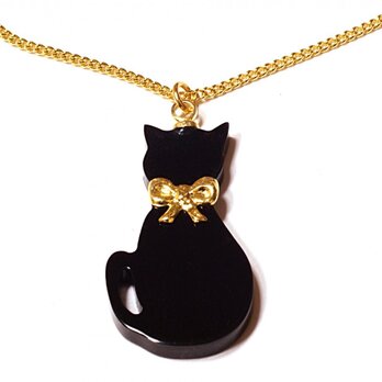 小さな金色リボン首輪の黒猫が揺れるゴールド・ネックレスの画像