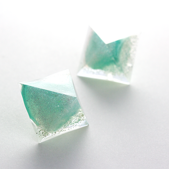 ピラミッドピアス(歪み)