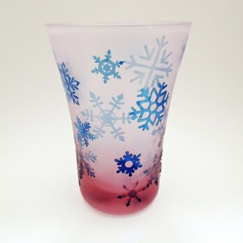 ピンクのグラスに雪の結晶の画像