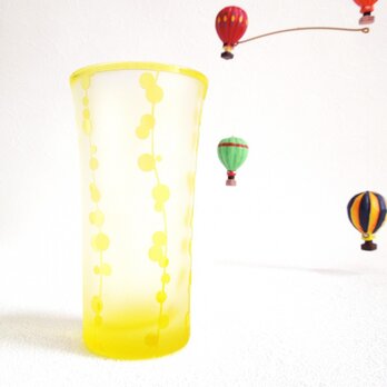 縦に連なる水玉の黄色いグラスの画像