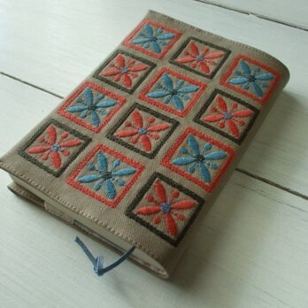 四角刺繍の文庫本ブックカバー　綿ツイル　ベージュ1の画像