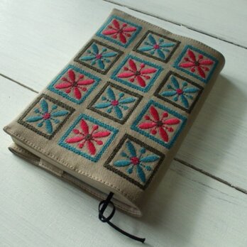 四角刺繍の文庫本ブックカバー　綿ツイル　ベージュ2の画像