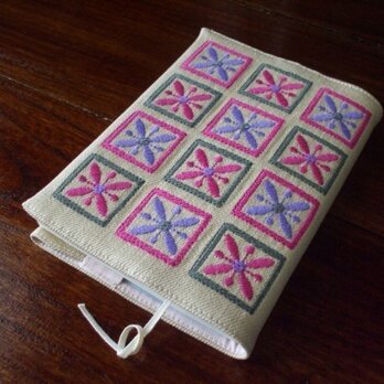 四角刺繍の文庫本ブックカバー　綿混かつらぎ　生成りの画像