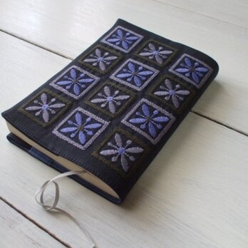四角刺繍の文庫本ブックカバー　綿ツイル　ネイビーの画像