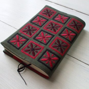 四角刺繍の文庫本ブックカバー　綿ツイル　グリーンの画像