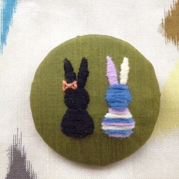 八月のうさぎブローチ HB004  銘仙 刺繍 バッジ
