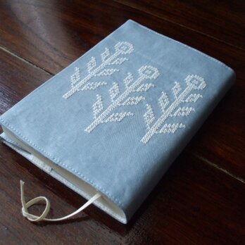 クロスステッチ花刺繍の文庫本ブックカバー　ライトブルー×オフ白の画像