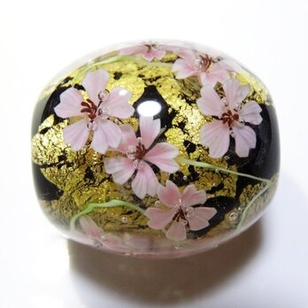 桜のとんぼ玉 金箔入りの画像