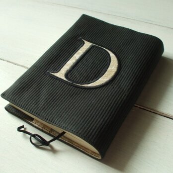 アルファベット《D》の文庫本ブックカバー　チャコールグレーの画像