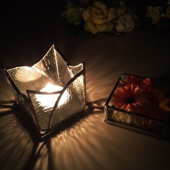 【展示】ステンドグラスとキャンドルと花との画像