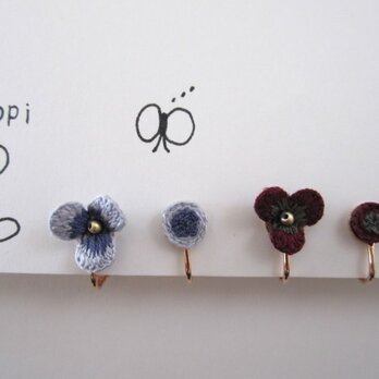 花の刺繍イヤリング