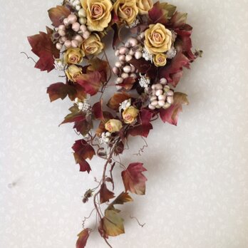 ぶどうと黄色いバラの壁掛け