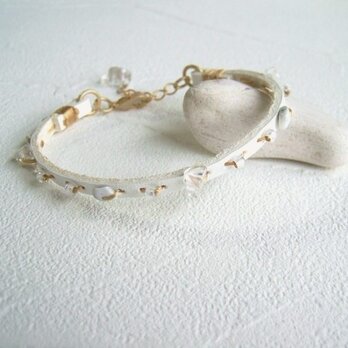 淡い色のヌメ革と天然石のブレスレット シングル　オール白