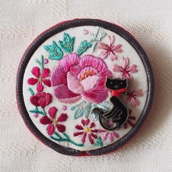 猫「ブローチ」ヴィンテージ手縫い・京刺繍の画像