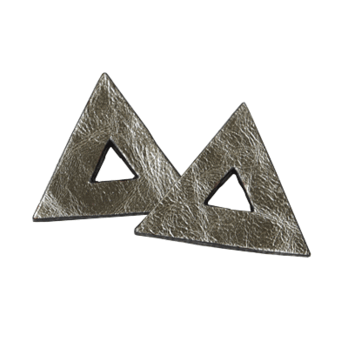 LEATHER EARRINGS (triangle)の画像