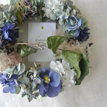 紺の森に咲くビオラのwreath