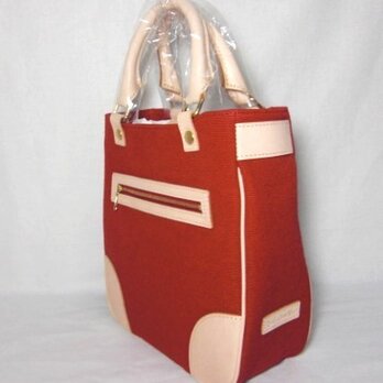 ヌメ革とキャンバス地の赤いキュートなトートバッグ。の画像