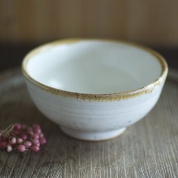 白い陶器の小さなお茶碗